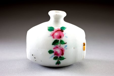Parfymflaska Springflower i porslin, från 1800-talets mitt - Hallwylska museet - 93891 photo