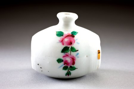 Parfymflaska Springflower i porslin, från 1800-talets mitt - Hallwylska museet - 93891