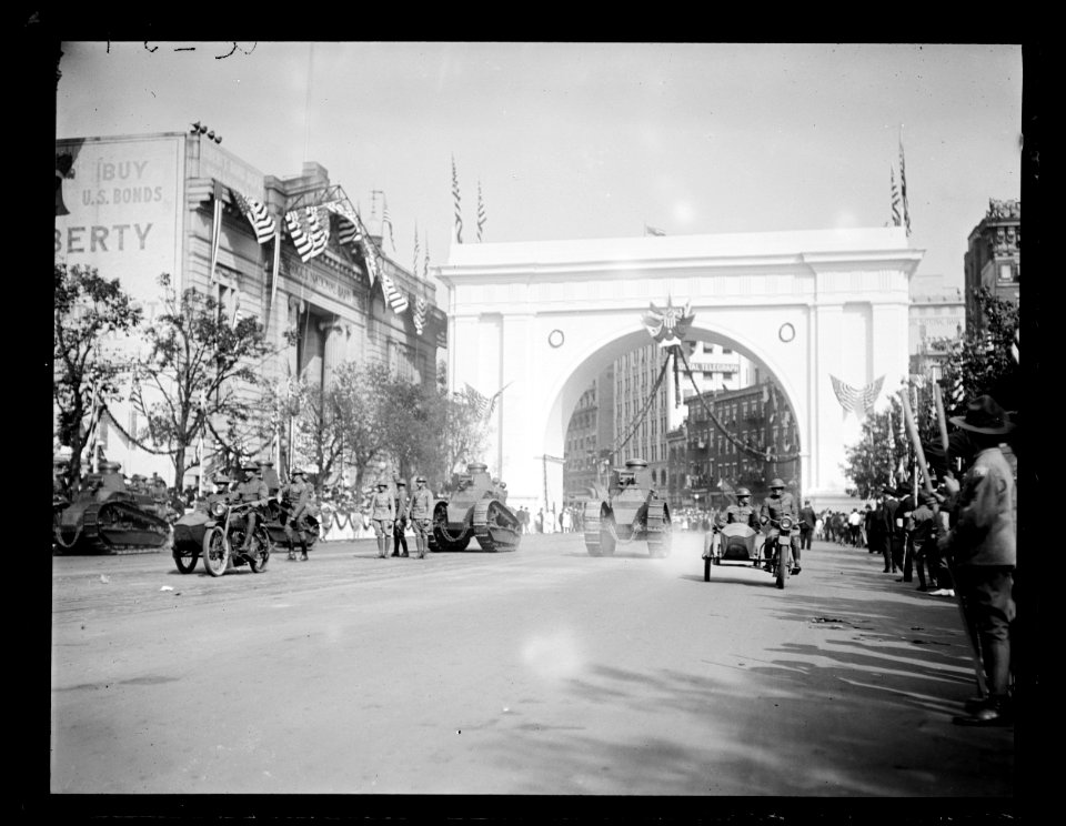 Parade at Triumphal Arch, Washington, D.C. LCCN2016890674