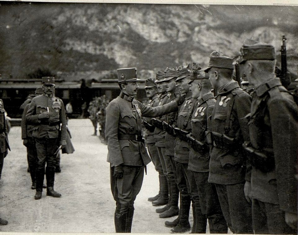 Parade des Infanterieregiments No. 59 vor Kaiser Karl in Trient (BildID 15628746)