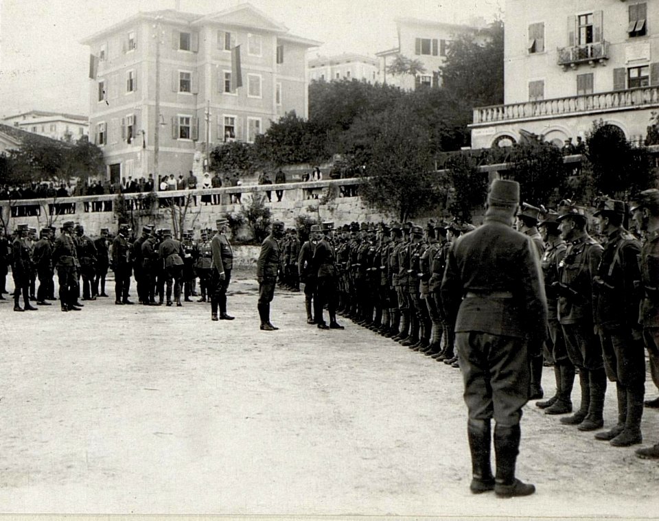 Parade des Infanterieregiments No. 59 vor Kaiser Karl in Trient (BildID 15628858)