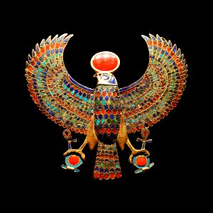 Paris - Toutânkhamon, le Trésor du Pharaon - Pendentif au faucon portant le disque solaire - 001-black