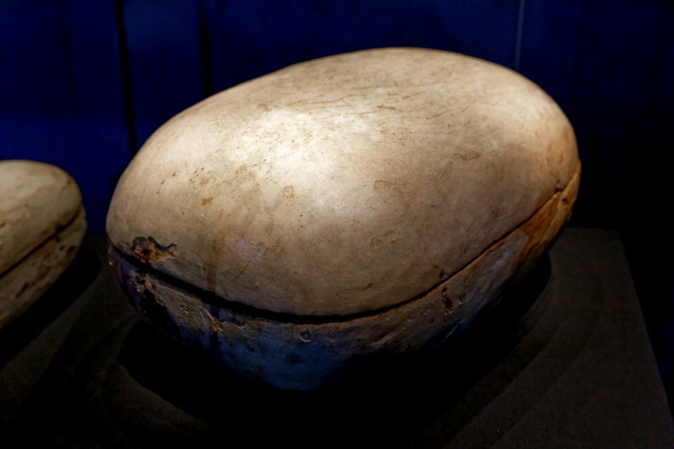 Paris - Toutânkhamon, le Trésor du Pharaon - Récipient en bois peint pour offrande de nourriture - 001