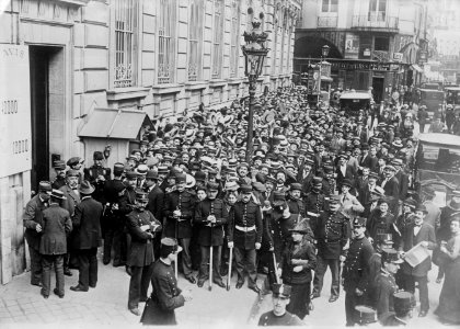Paris -- crowd before Bank of France (LOC)