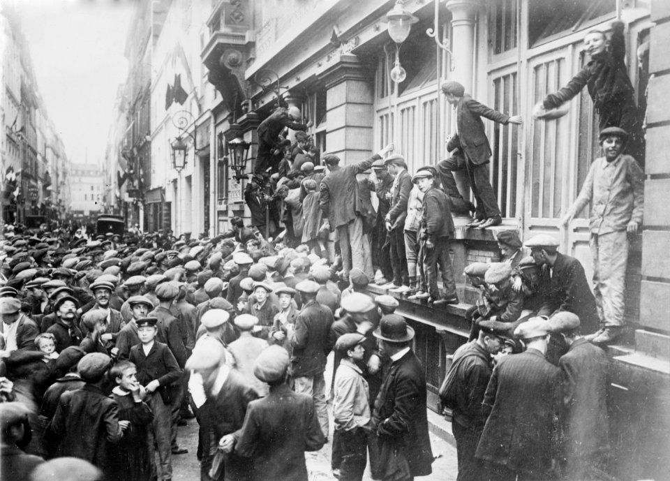 Paris -- Newsboys waiting for Extras (LOC)