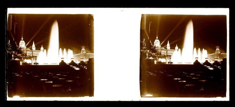 Panoràmica de la il·luminació de la Font Màgica i el Palau Nacional de Montjuïc