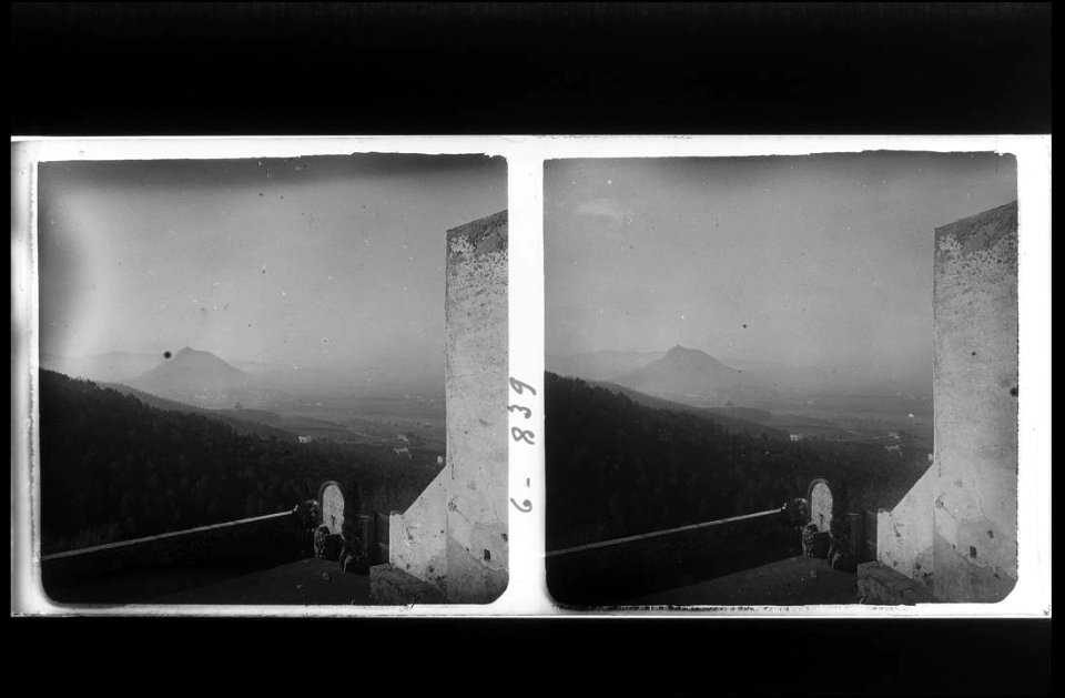 Panoràmica del turó de Montcada des de l'església de Reixac
