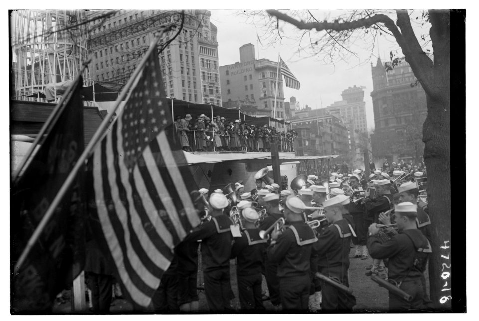 Parade LCCN2014707773