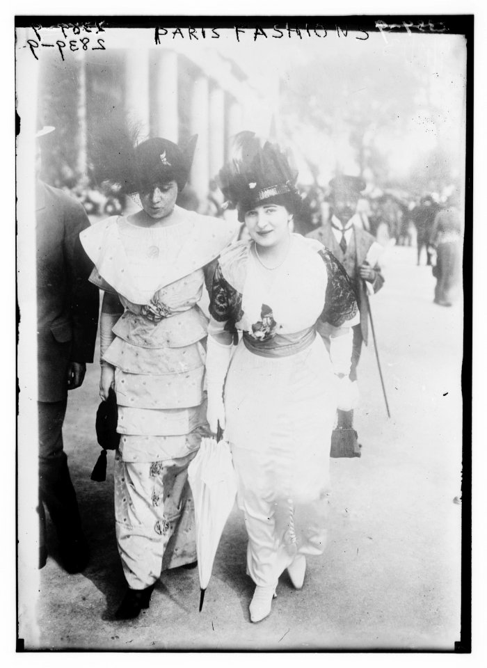 Paris Fashions LCCN2014694336