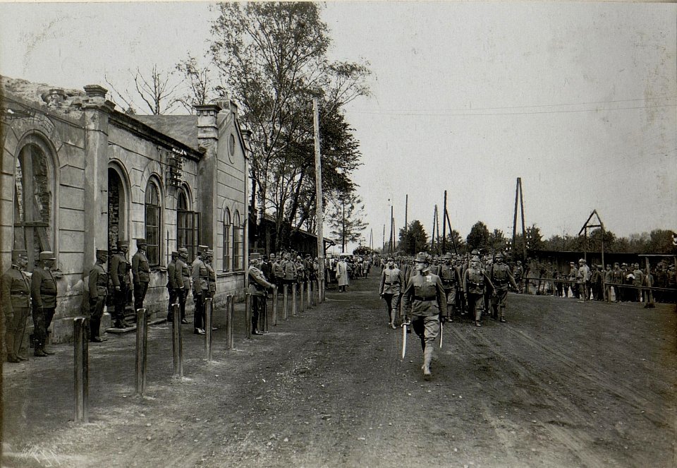 Parade vor dem Armeeoberkommandanten Erzherzog Friedrich anlässlich seiner Ankunft in Chodoriw,14.9.1916 (BildID 15550468)