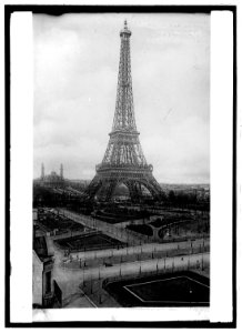 Paris. Eiffel Tower, between 1909 and 1919 - Library of Congress photo