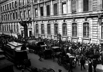 Paris, crise monétaire 1914, foule devant la Banque de France (1)