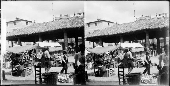 Parades d'estris i gent en un mercat a la plaça de la Constitució de Granollers