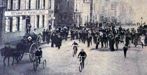 Paris-Brest-Paris 1891, la passage de Terront (centre bas) à Saint-Brieuc