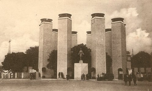 Paris-FR-75-Expo 1925 Arts décoratifs-entrée Place de la Concorde (cropped)