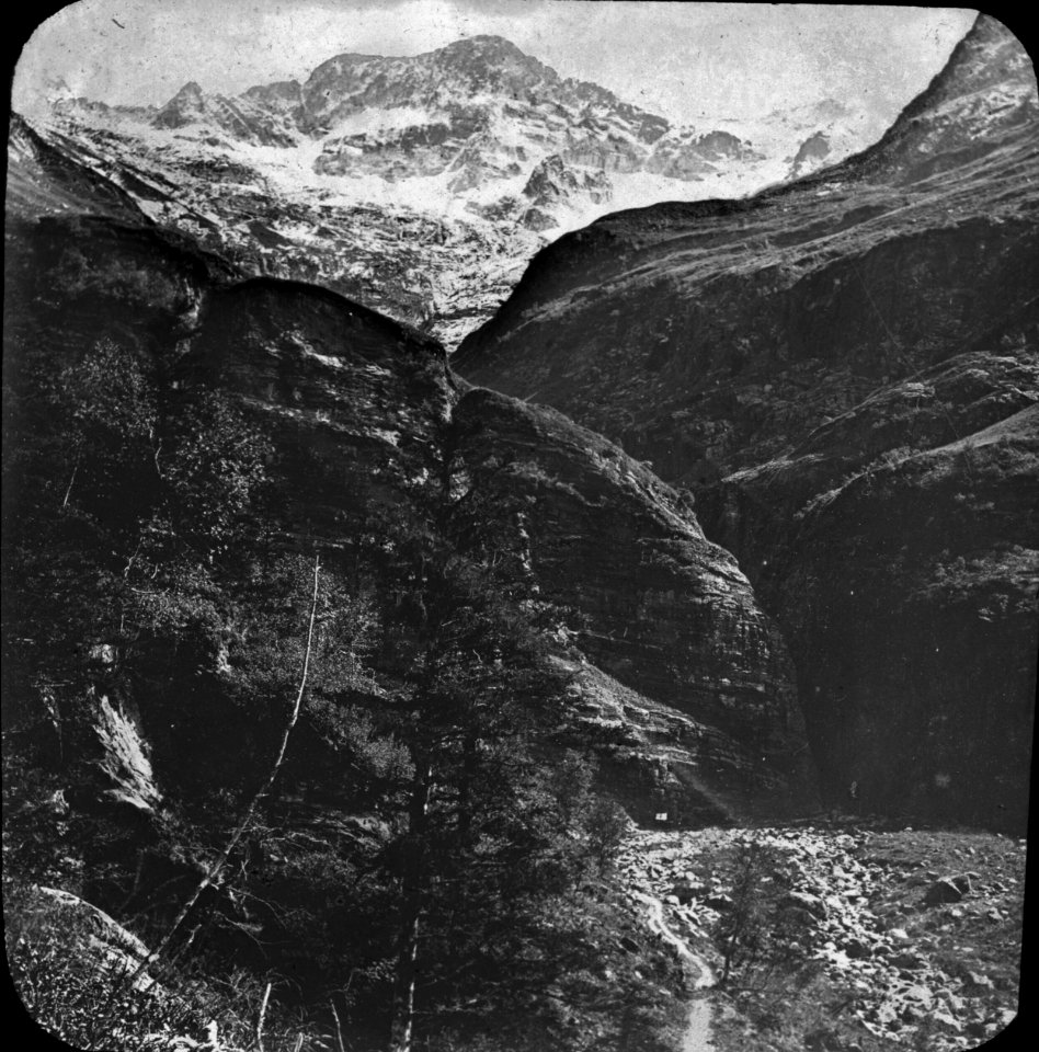 Parc d'Enfer et pic de Crabioules, vallée du Lys
