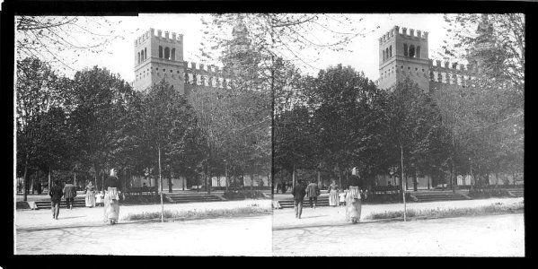Parc de la Ciutadella amb un edifici modernista de Domènech i Montaner i gent passejant