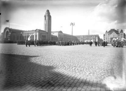 Paraati Rautatientorilla, Mannerheim - N27043 (hkm.HKMS000005-00000udd)