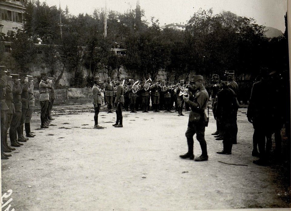 Parade des Infanterieregiments No. 59 vor Kaiser Karl in Trient (BildID 15628676)
