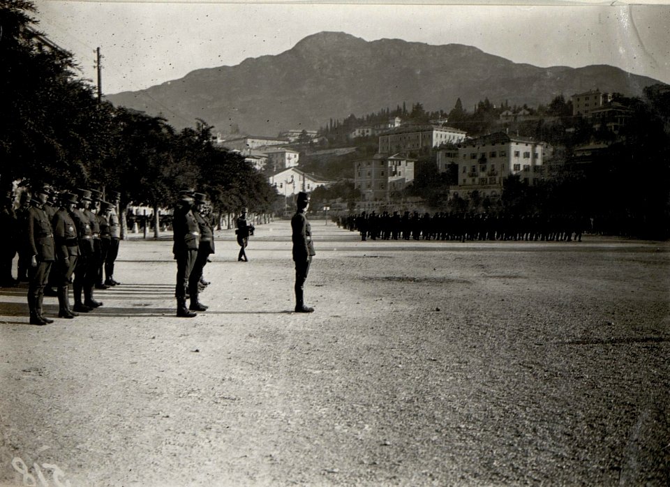 Parade des Infanterieregiments No. 59 vor Kaiser Karl in Trient (BildID 15628704)