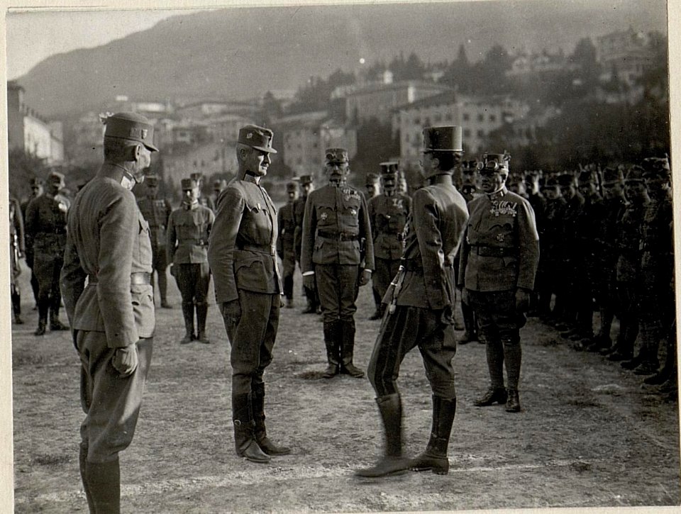 Parade des Infanterieregiments No. 59 vor Kaiser Karl in Trient (BildID 15628788)