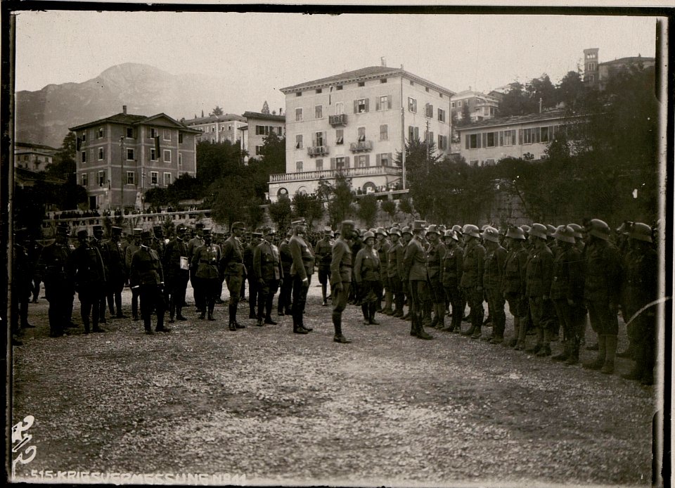 Parade des Infanterieregiments Nr. 59 vor Kaiser Karl in Trient (BildID 15733335)