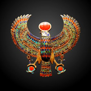 Paris - Toutânkhamon, le Trésor du Pharaon - Pendentif au faucon portant le disque solaire - 001-gradient