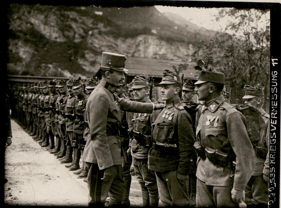 Parade des Infanterieregiments Nr. 59 vor Kaiser Karl in Trient (BildID 15733475)