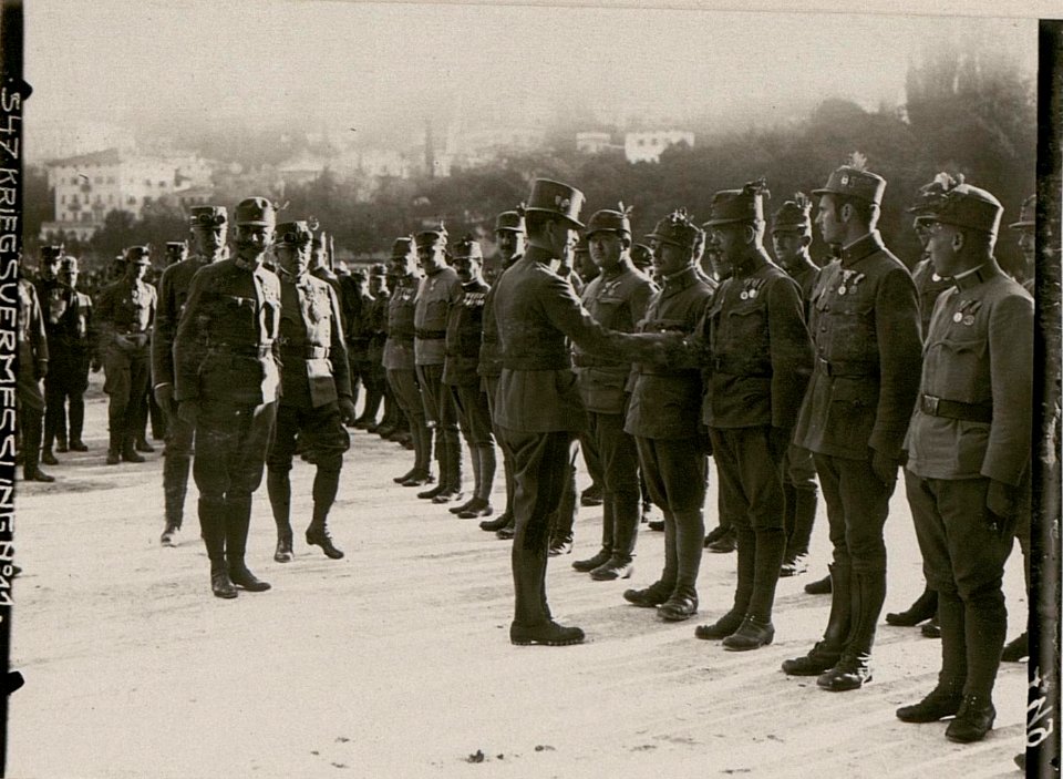 Parade des Infanterieregiments Nr. 59 vor Kaiser Karl in Trient (BildID 15733559)
