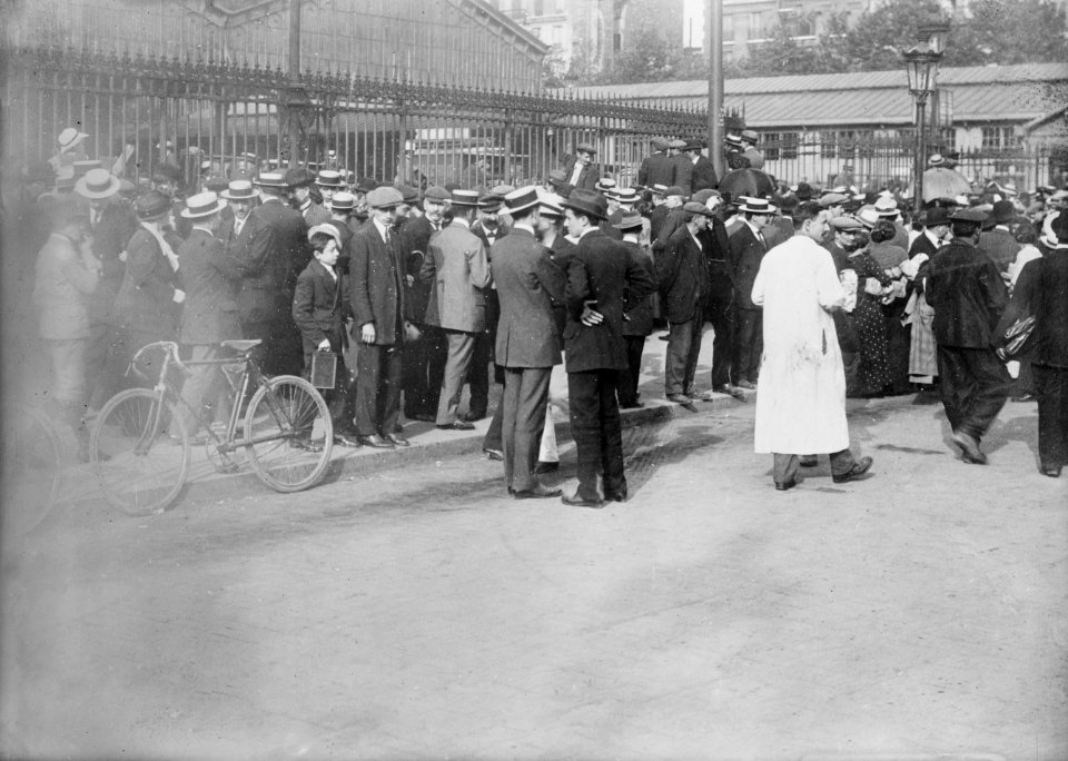 Paris -- reservists departing from Gare de L'est (LOC)