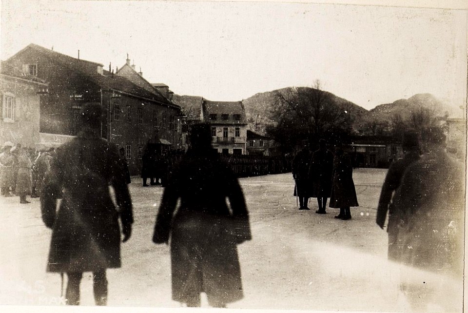 Parade lin Cetinje mit Meldung. (BildID 15570591)