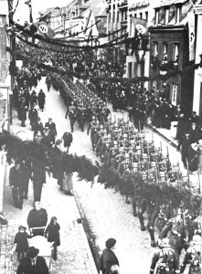 Parade zur Flugplatzeröffnung