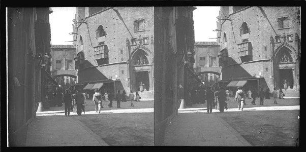 Part de la façana de ' calle Montcada ' de Santa Maria del Mar i gent