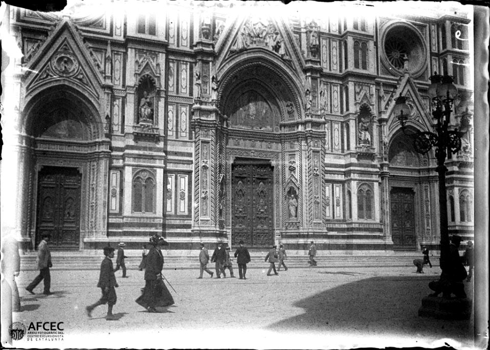 Part de la façana de la catedral de Santa Maria del Fiore amb gent