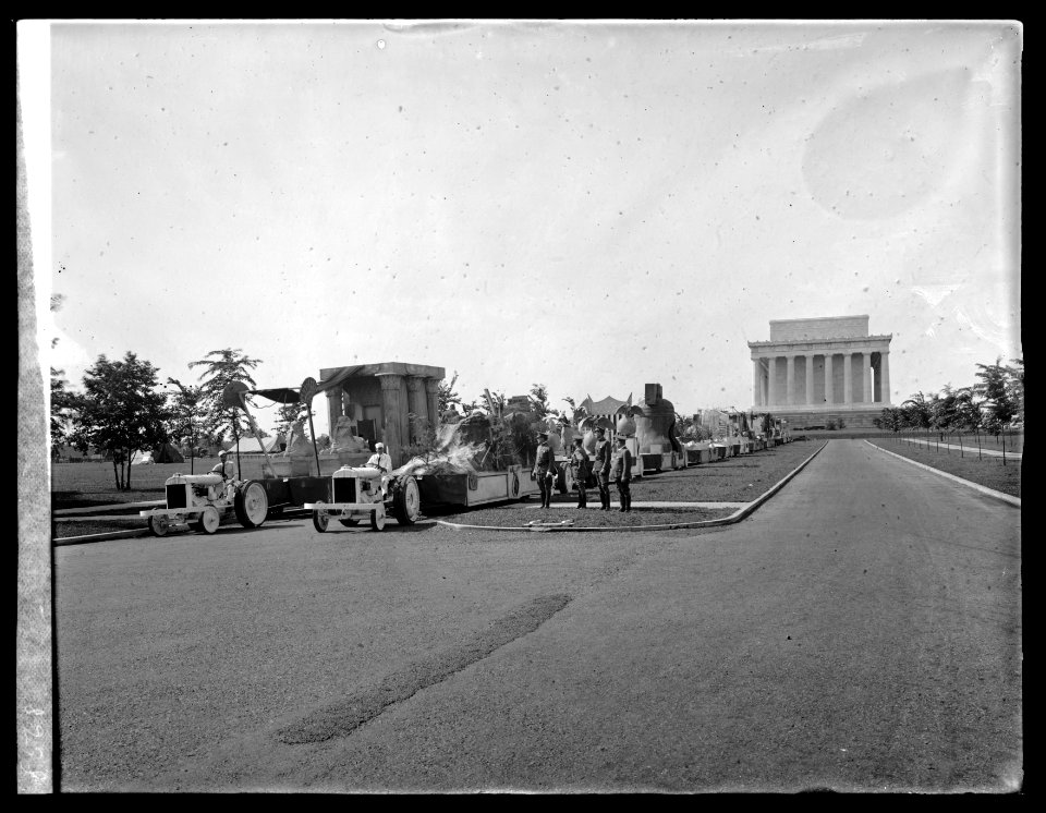 Parade; Lincoln Memorial, Washington, D.C., in background LCCN2016824201