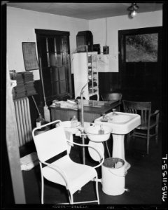 Part of main treatment room in company dispensary. Kingston Pocahontas Coal Company, Exeter Mine, Welch, McDowell... - NARA - 540685