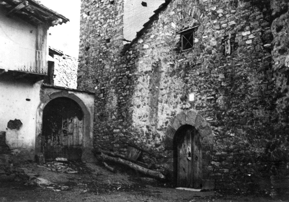Part de la façana de l'església de Toloriu