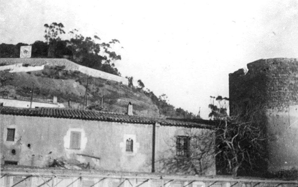 Part de la façana posterior i torre de Ca n'Alsina o Cal Capataç