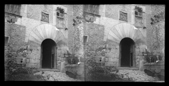 Part del pati i portal d'entrada al Castell de Vilassar (AFCEC BORDAS X 105)