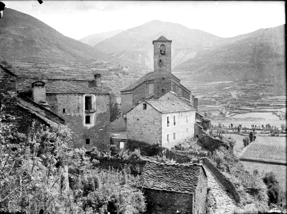 Part del poble d'Oto amb l'església