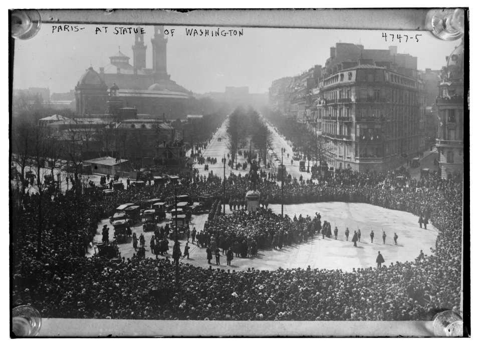 Paris - at statue of Washington LCCN2014707934