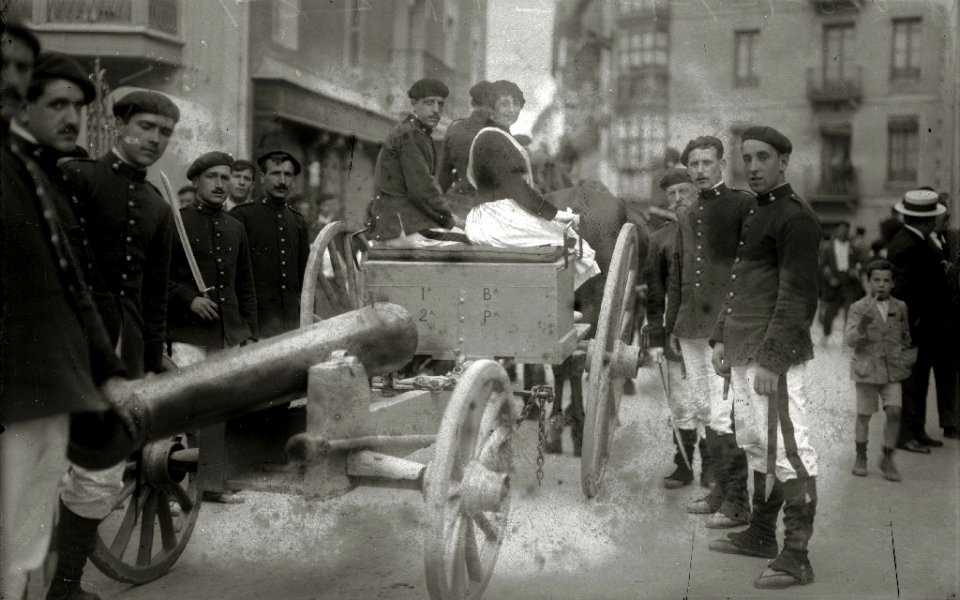 Participantes del alarde de Irun con motivo de las fiestas de San Marcial (4 de 8) - Fondo Car-Kutxa Fototeka