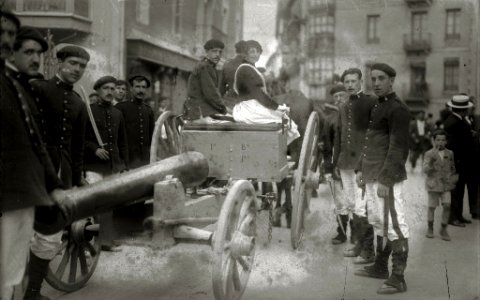 Participantes del alarde de Irun con motivo de las fiestas de San Marcial (4 de 8) - Fondo Car-Kutxa Fototeka