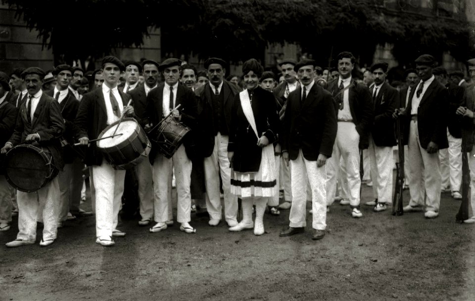 Participantes del alarde de Irun con motivo de las fiestas de San Marcial (8 de 8) - Fondo Car-Kutxa Fototeka