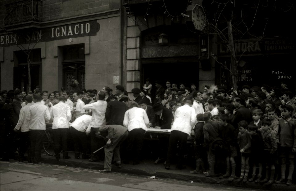 Participantes en una carrera de camarero durante unas fiestas en San Sebastián (4 de 7) - Fondo Car-Kutxa Fototeka