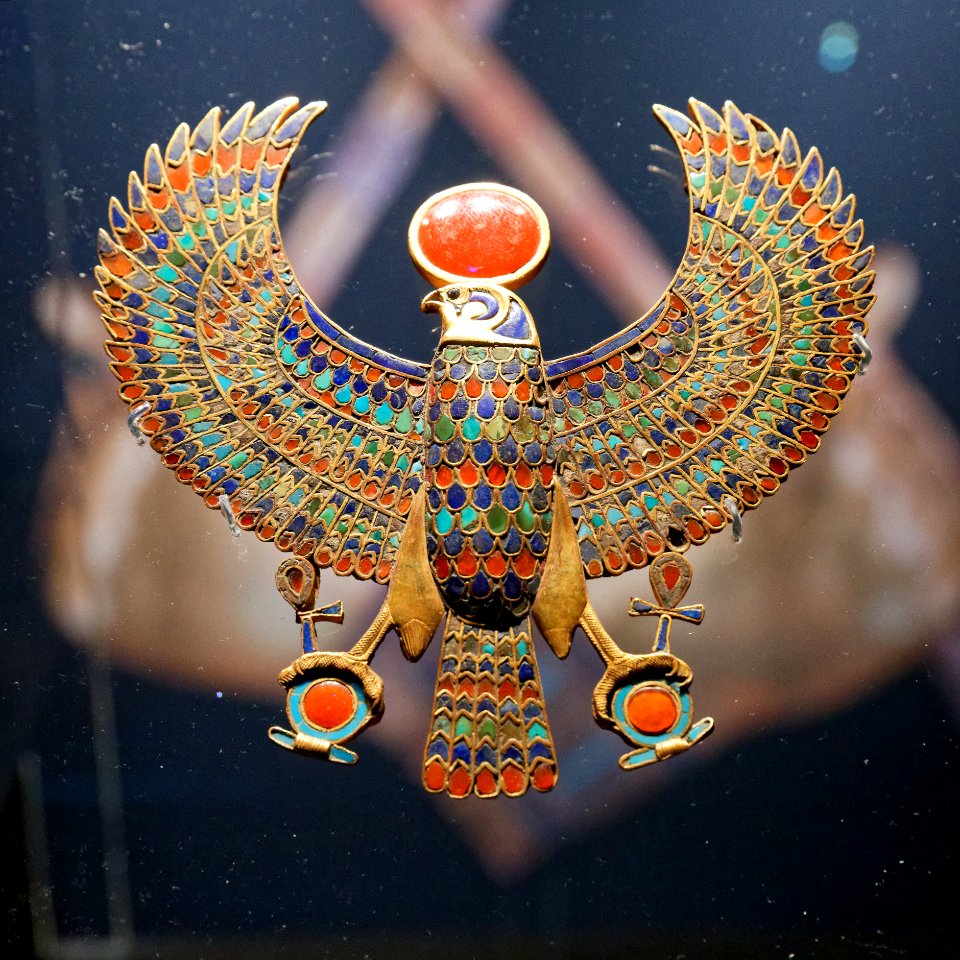 Paris - Toutânkhamon, le Trésor du Pharaon - Pendentif au faucon portant le disque solaire - 001
