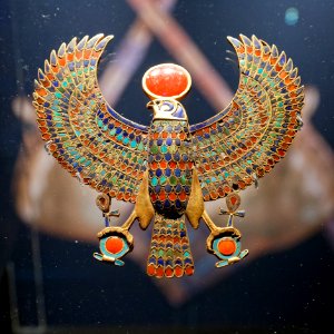 Paris - Toutânkhamon, le Trésor du Pharaon - Pendentif au faucon portant le disque solaire - 001
