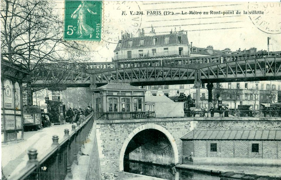 PARIS 19 - Le Métro au Rond-Point de la Villette -Kiosque CGO-