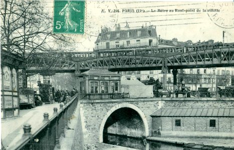 PARIS 19 - Le Métro au Rond-Point de la Villette -Kiosque CGO- photo