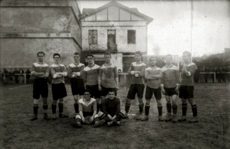 Partido de fútbol en el campo de Jolastokieta en el barrio de Herrera (3 de 4) - Fondo Car-Kutxa Fototeka